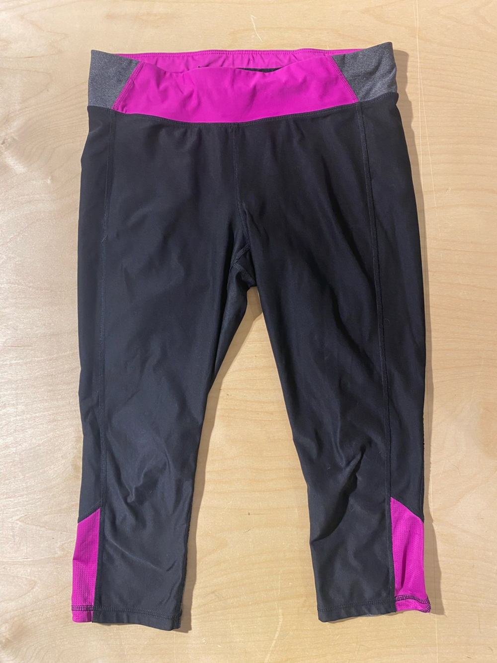 Xersion Black and Hot Pink Capri Leggings Medium (AU)